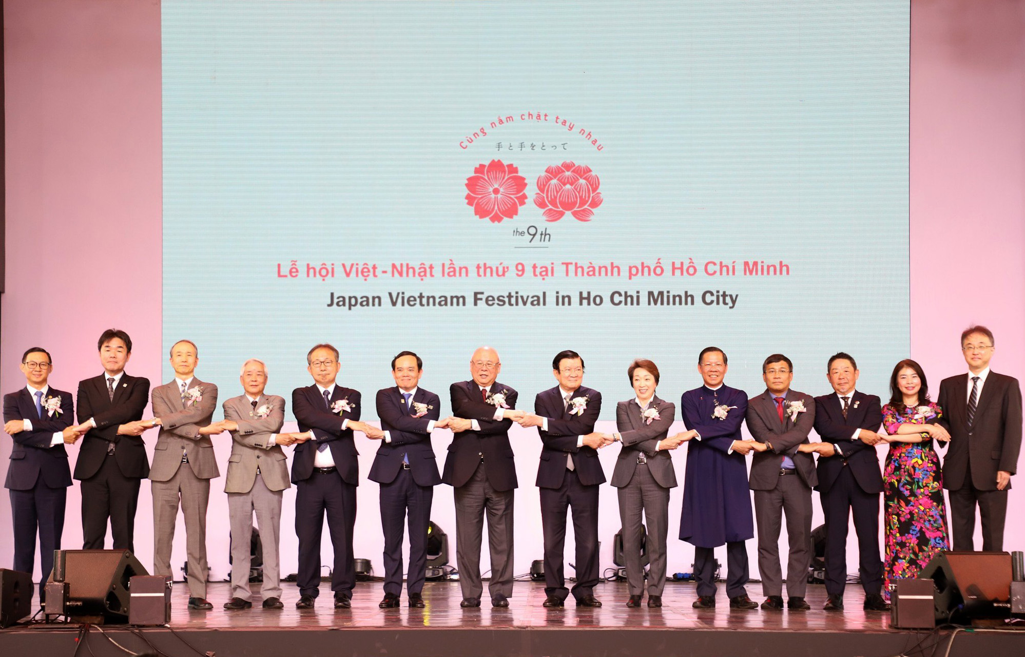 Các đại biểu tại Lễ khai mạc Lễ hội Việt-Nhật lần thứ 9 tại TP. Hồ Chí Minh với chủ đề “Cùng nắm chặt tay nhau – Từ giờ về sau”.